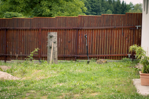 Dřevěný plot sousedky