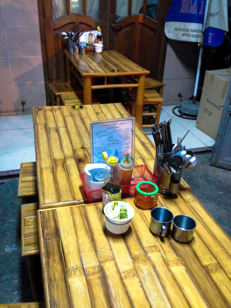 Stoly a sedátka z bambusu v restauraci v Nha Trang